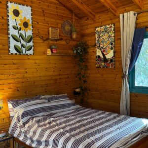 בקתה 3 – בין עצי האבוקדו